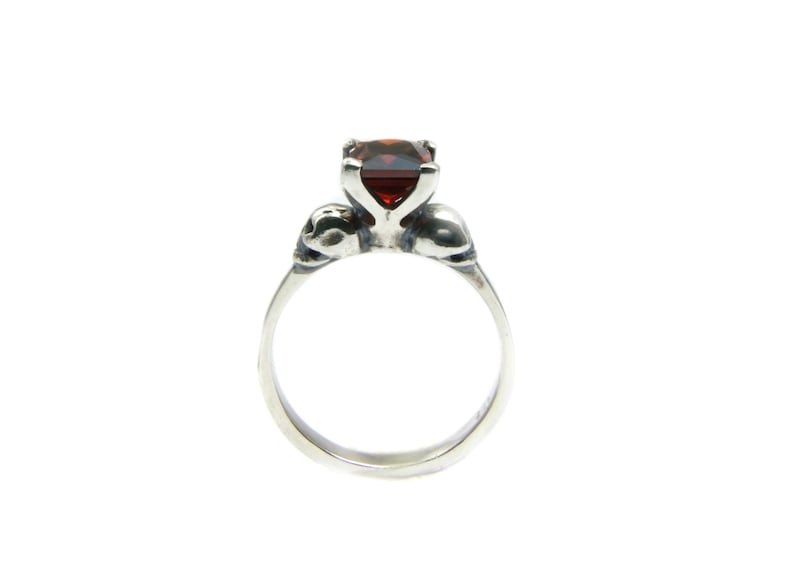 Totenkopf Gothic Ring - ORLA - Quadratischer Edelstein by KIPKALINKA image 4