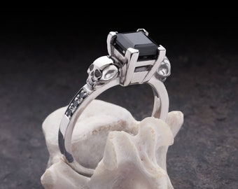 Bague tête de mort personnalisée THYONE - avec diamants noirs - Toutes tailles - Choisissez votre pierre précieuse par KIPKALINKA