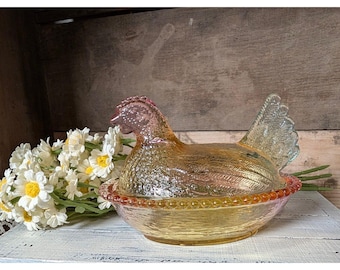 Diseño vintage: gallina en nido en tonos pastel - Importado