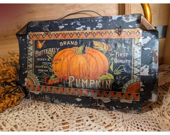 Percha de hojalata reciclada con diseño de calabaza dorada para otoño y Halloween.