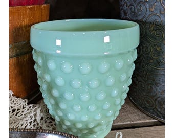 Vaso pequeño de jadeíta con diseño de puntos en relieve, 270 ml (9,5 oz).