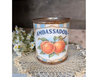 Lata de melocotones de la marca Ambassador, estilo vintage, color óxido, color pinta, con raya roja.