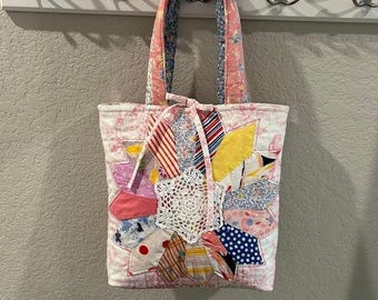 Bolso tote de Dresde Plate hecho con sacos de pienso vintage reciclados.