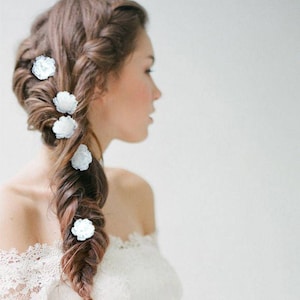 白い小さな布の花、白い花のヘアピン、白いウェディング、5 つの小さなヘアフラワー、ブライダル フラワーのヘアピン、白いヘア アクセサリー。