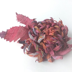 Broche de crisantemo de tela hecho a mano: broche de novia rosa empolvado