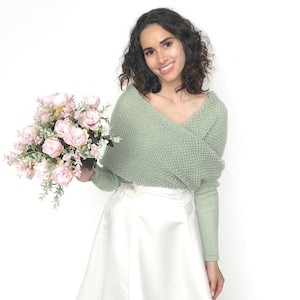 Veste de mariage vert sauge, couverture pour lhiver, pull de mariée convertible, écharpe de mariage avec bras, veste tricotée, capelet tricoté, haussement dépaules image 1