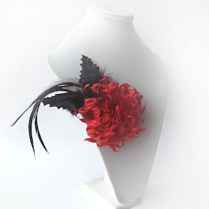 Broche de crisantemo rojo y negro hecho a mano: Broche de flor de tela