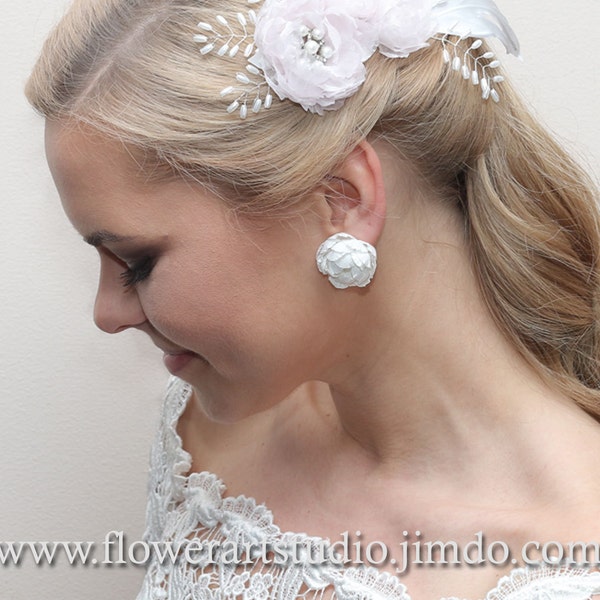 ¡Muchos colores! Pendientes flor aretes de flor de tela, tacos de flor, pendientes de novia, flores blancas, amarillas, menta, verdes y púrpura.