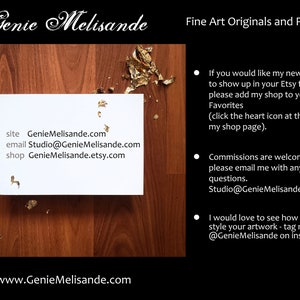 Puede incluir: Una tarjeta blanca con el texto "Genie Melisande" en una fuente decorativa. La tarjeta tambi&eacute;n incluye la informaci&oacute;n del sitio web, el correo electr&oacute;nico y la tienda del artista. La tarjeta est&aacute; sobre una superficie de madera con detalles de pan de oro.
