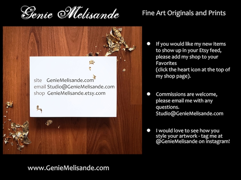 Puede incluir: Una tarjeta blanca con el texto "Genie Melisande" en una fuente decorativa. La tarjeta tambi&eacute;n incluye la informaci&oacute;n del sitio web, el correo electr&oacute;nico y la tienda del artista. La tarjeta est&aacute; sobre una superficie de madera con detalles de pan de oro.
