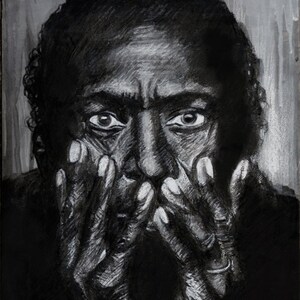 Puede incluir: Dibujo en carboncillo blanco y negro de una persona con las manos cubri&eacute;ndose la boca. La persona tiene una expresi&oacute;n seria en su rostro.