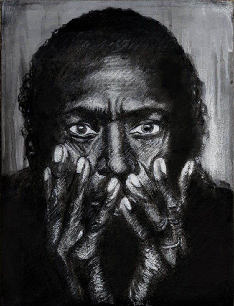 Puede incluir: Dibujo en carboncillo blanco y negro de una persona con las manos cubri&eacute;ndose la boca. La persona tiene una expresi&oacute;n seria en su rostro.