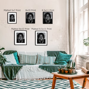 Puede incluir: Un interior de sala de estar con un sof&aacute; gris, una mesa de caf&eacute; blanca y una planta verde. Hay cinco fotos enmarcadas en blanco y negro de la cara de una persona en la pared. Las fotos est&aacute;n etiquetadas con el tama&ntilde;o de la impresi&oacute;n, como "Matted 5x7 Print" y "8x10 Print".