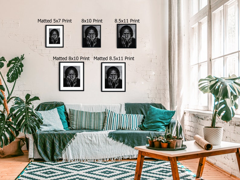 Puede incluir: Un interior de sala de estar con un sof&aacute; gris, una mesa de caf&eacute; blanca y una planta verde. Hay cinco fotos enmarcadas en blanco y negro de la cara de una persona en la pared. Las fotos est&aacute;n etiquetadas con el tama&ntilde;o de la impresi&oacute;n, como "Matted 5x7 Print" y "8x10 Print".