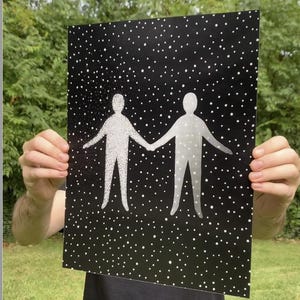 Puede incluir: Dos figuras blancas, hechas de puntos, se dan la mano sobre un fondo negro con puntos blancos. Las figuras están delineadas y tienen rasgos simples.