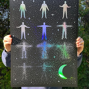 Puede incluir: Impresión artística negra con figuras holográficas y una luna creciente sobre un fondo estrellado. Las figuras están en varias poses, con los brazos extendidos. La obra de arte tiene un tema celestial, con una mezcla de colores y un aspecto texturado.