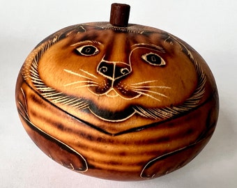 Vintage Brown Cat Gourd Trinket Box, Decorative Kitten Jewelry Box, Peruvian Handcrafted Container with lid, Peruvian Gourd Art