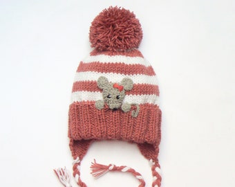 Babyflickmössa, musmössa, stickad öronlappsmössa, söt babymössa, pompommössa, småbarnsoutfit, vitrosa ränder, vintermode, djurmössa