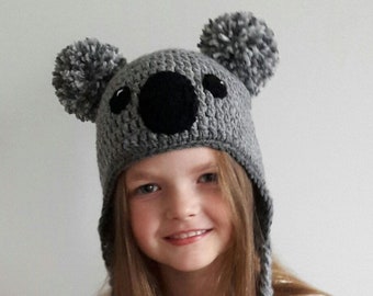 Koala Hut, Häkelmütze, Kinder Outfit, Baby Hut, Frauen Hut, niedliche Kinder Hut, Ohrenklappen Hut, Pom Pom Hut, Winter Outfit, Hut mit Zöpfen, Teenager Hut