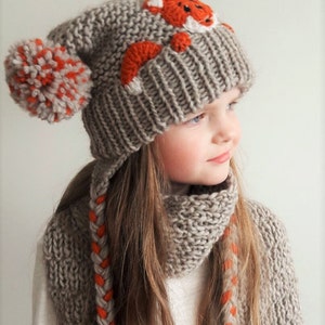Mössa och halsduk, Rävhatt, Vinteraccessoarer, Pompomhatt, Halsduk med fransar, Vinteroutfit, Barnmode, Öronlappshatt, Barnoutfit, Söt mössa bild 6