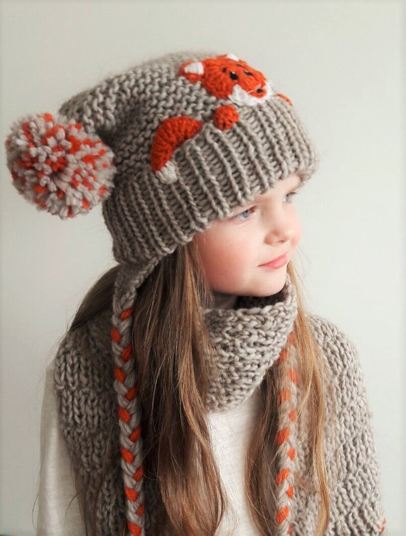 Mössa och halsduk, Rävhatt, Vinteraccessoarer, Pompomhatt, Halsduk med fransar, Vinteroutfit, Barnmode, Öronlappshatt, Barnoutfit, Söt mössa bild 6