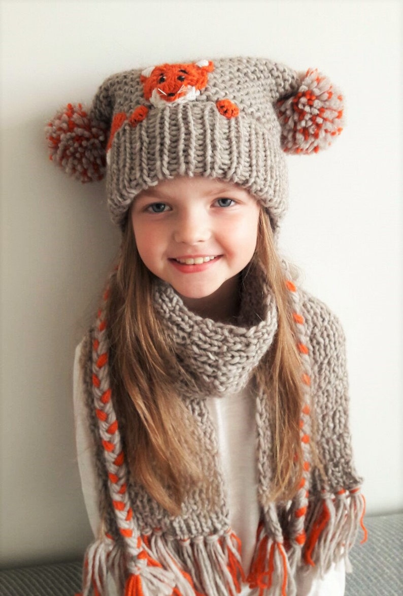 Mössa och halsduk, Rävhatt, Vinteraccessoarer, Pompomhatt, Halsduk med fransar, Vinteroutfit, Barnmode, Öronlappshatt, Barnoutfit, Söt mössa bild 4