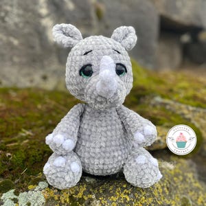 Modèle rhinocéros amigurumi, rhinocéros au crochet, modèle jouet rhinocéros, rhinocéros amigurumi, motif animal au crochet, motif rhinocéros au crochet