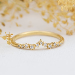 18K Gold V-Shaped Diamond Wedding Band | Natural Diamond Chevron Ring | R 321