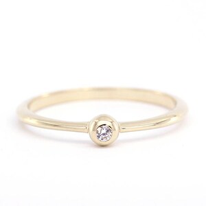 Anillo de compromiso de diamantes en oro de 18 quilates: solitario fino y delicado