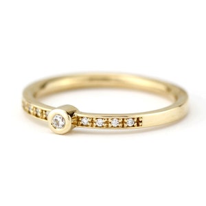 Round engagement ring with small side stones | Stackable ring diamond