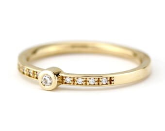 Round engagement ring with small side stones | Stackable ring diamond