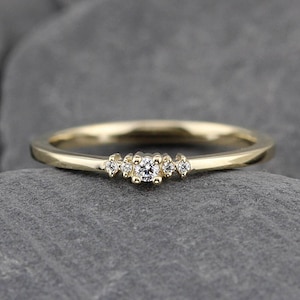 Anello di fidanzamento con diamanti in oro 18k: delicata fascia in oro massiccio