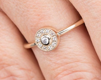 Round engagement ring with halo and plain band