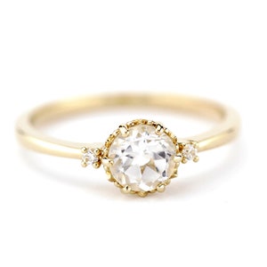 Anillo de compromiso de tres piedras, anillo de diamantes simple, diamantes blancos, anillo de topacio blanco, anillo minimalista, anillo delicado, anillo de compromiso en racimo