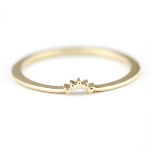 18K Gold Curved Wedding Band: Crown Ring Set