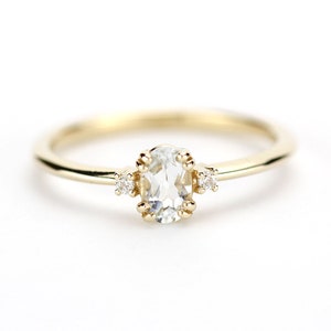 anillo de compromiso ovalado, anillo de compromiso, diamantes blancos, anillo de topacio blanco, anillo simétrico, anillo delicado, anillo de racimo, anillo de diamantes