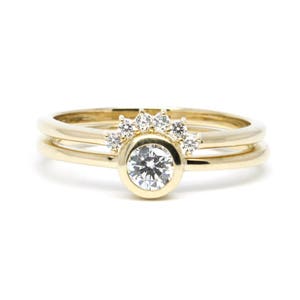 18k Gold Diamond Engagement Ring Set: Curved Wedding Band
