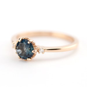 London Blautopas Verlobungsring: 750er Roségold, Diamant Akzente