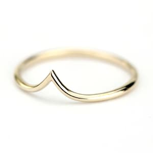 18K Gold Curved Wedding Ring: Chevron Stacking Band