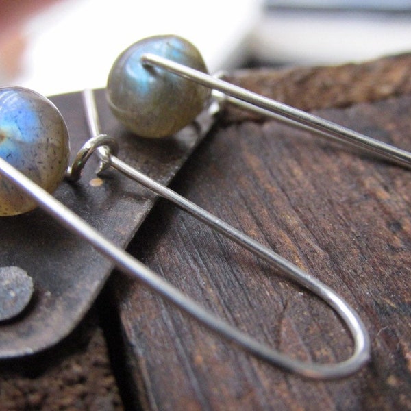 Little Worlds • Pendientes colgantes LABRADORITE • BLUE FLASH • Brown Labradorite • alambres de oreja de plata de ley hechos a mano • elegante plata moderna • boho