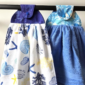 Toalla de cocina azul cielo: caballito de mar, coral y conchas. Decoración playera. Toalla de mano. Estrella de mar.