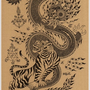 以下が含まれることがあります： ベージュ色の紙に黒インクで描かれた、とぐろを巻いた龍と虎のイラスト。作品には複雑な鱗、毛並みの模様、様式化された炎が含まれています。中央の図像の周囲には円形の幾何学模様とタイ文字が配置され、左上隅には太陽のようなエンブレム、右下隅には署名が記されています。