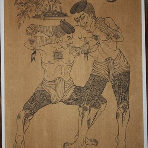 Pode incluir: Ilustração em tons sépia de dois lutadores de Muay Thai em ação. Os lutadores são retratados com tatuagens detalhadas e bandagens tradicionais, envolvidos em uma pose de combate dinâmica. A obra de arte inclui escrita tailandesa e elementos arquitetônicos.