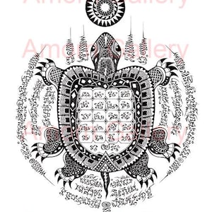 Può includere: Un'illustrazione a inchiostro in bianco e nero di una tartaruga con intricati motivi geometrici e caratteri tradizionali della scrittura thailandese sul guscio, con un simbolo circolare simile al sole sopra la testa.