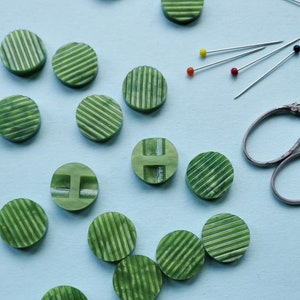 LARGE Quantity of 18 Green Plastic BUTTONS // 1940s VINTAGE &#39;Hidden Hole&#39; with Striped Ridge Design - 1.5cm diameter (D3)
