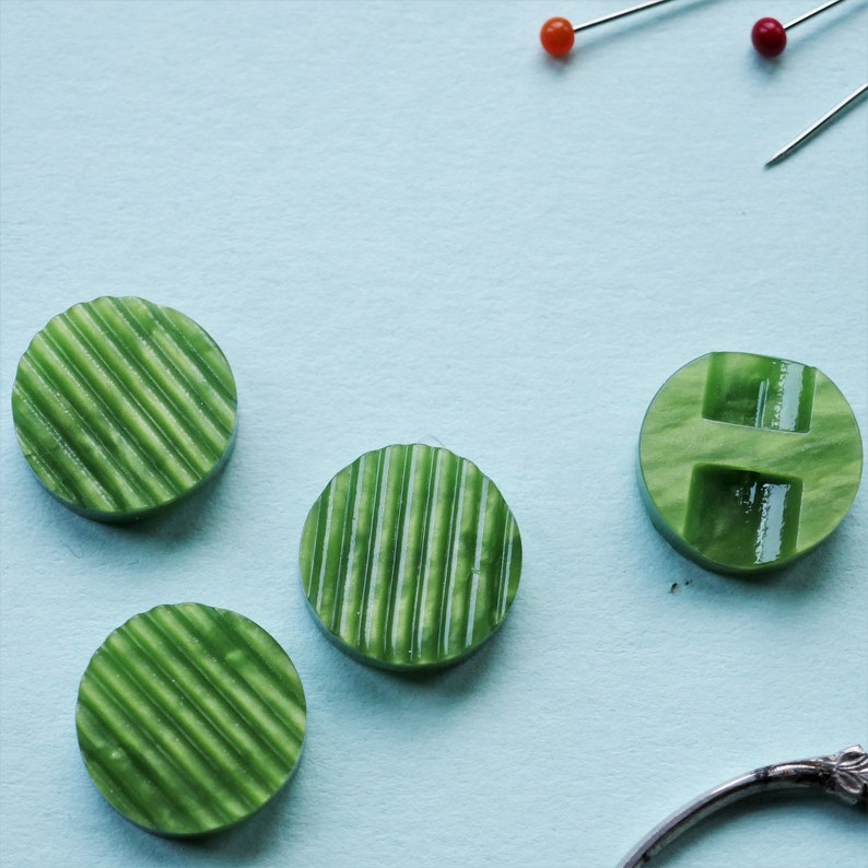 Button Ridges LARGE Quantity of 18 Green Plastic BUTTONS // 1940s VINTAGE 'hidden ...
