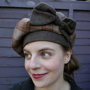 Wool Tartan Plaid Beret // Vintage Style Tam O'Shanter // 1940s French Beret // Brown Maroon Bow - LARGE