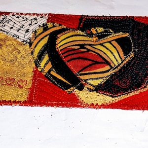 Carte postale matelassée avec des coeurs couleurs or et rouge