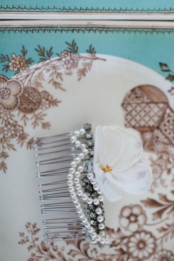 Vintage Ivory Flower Bridal Comb: Pearls & Rhinestones - Etsy display picture 1