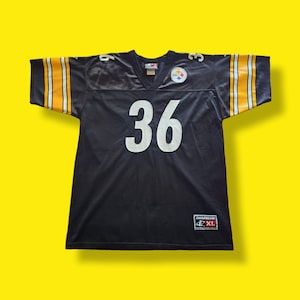 Pode incluir: Camisola de futebol preta com riscas amarelas e pretas nas mangas. A camisola tem o número "36" na frente e um logótipo da equipa no peito. A camisola é tamanho XL.